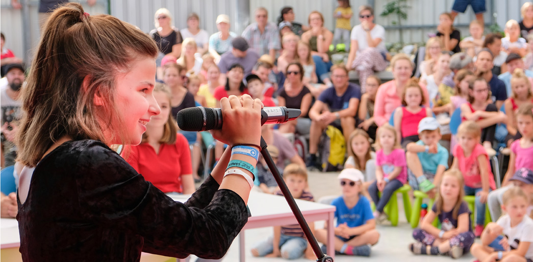 Ravensburger_Spieleland_Mini_Playback_Show_Sängerin_auf_der_Bühne